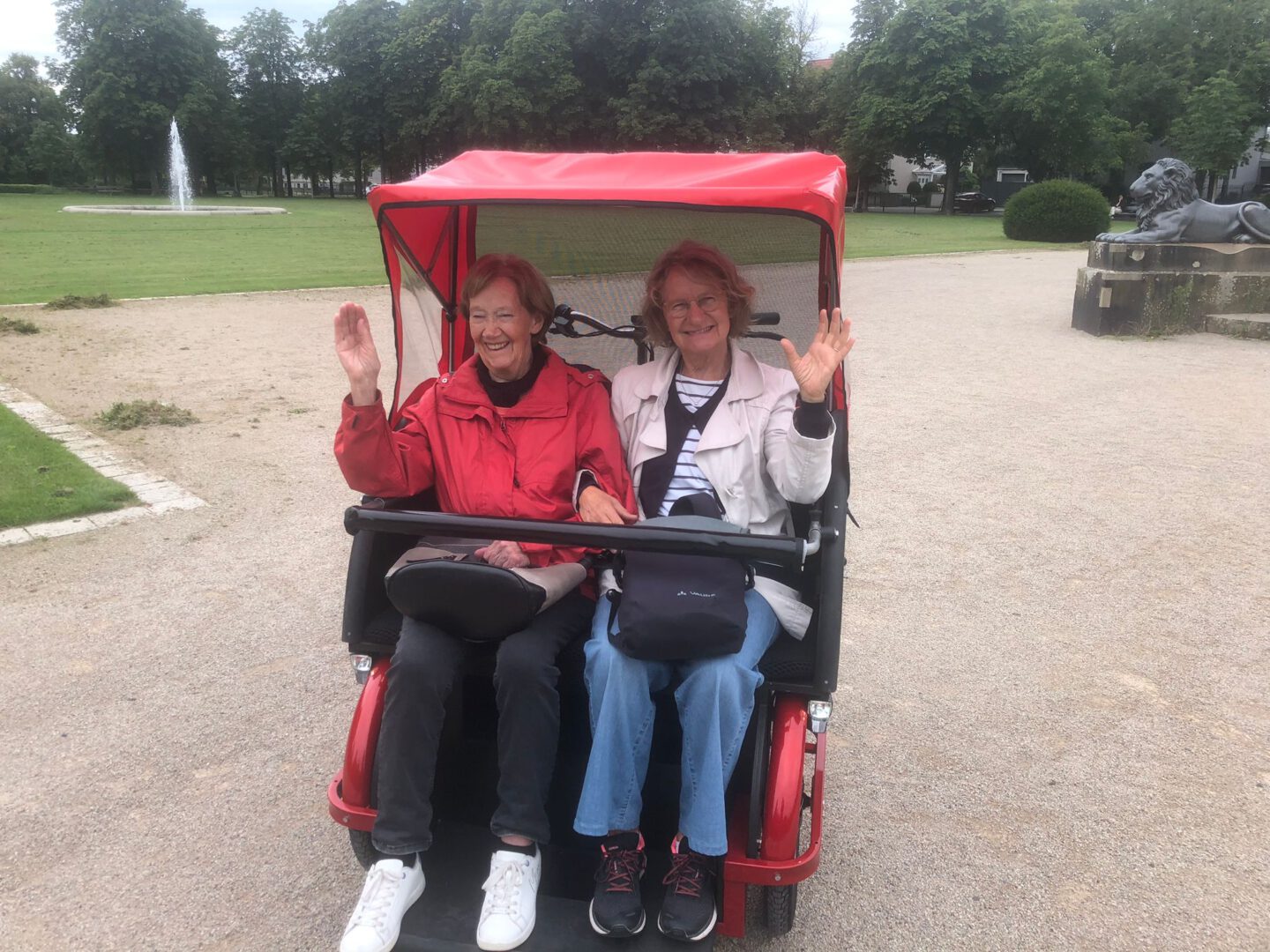 31-7-25 Marlis Bratmann und Monika Giesen genießen in Braunschweig Edie Fahrt mit der Rikscha.